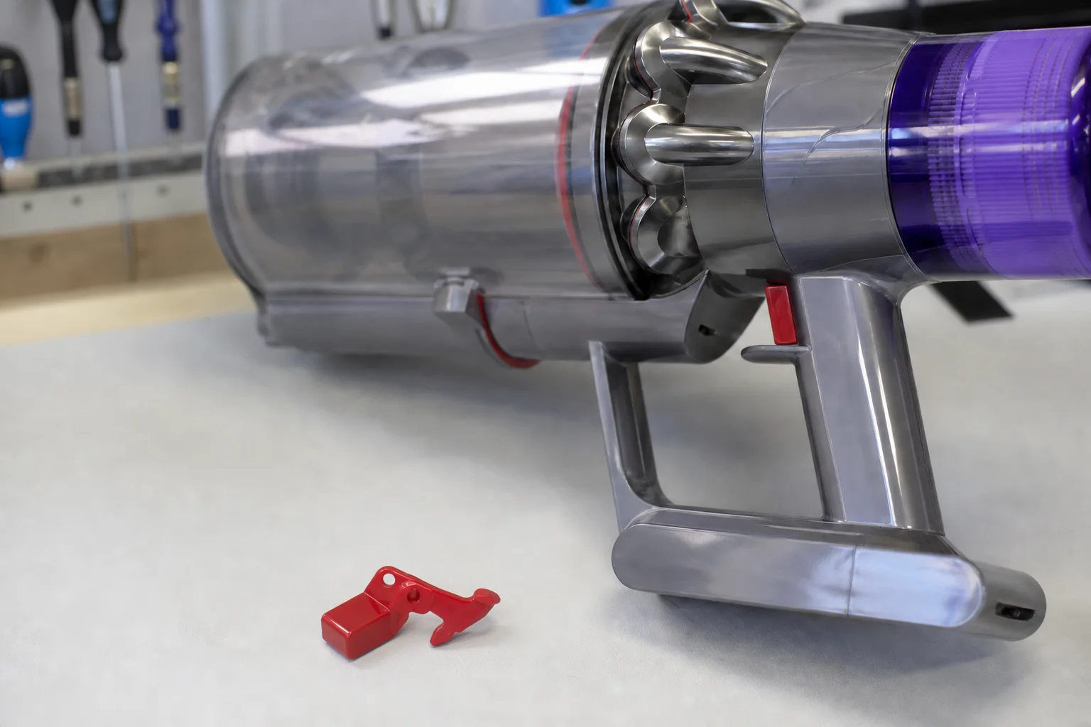 Gâchette renforcée pour aspirateur Dyson V10 et V11 dans notre atelier
